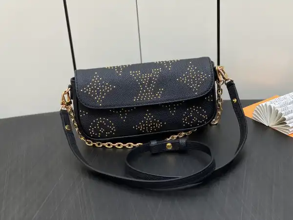 LOUIS VUITTON Wallet on Chain Ivy