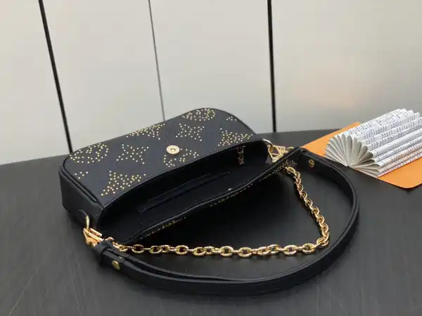 LOUIS VUITTON Wallet on Chain Ivy