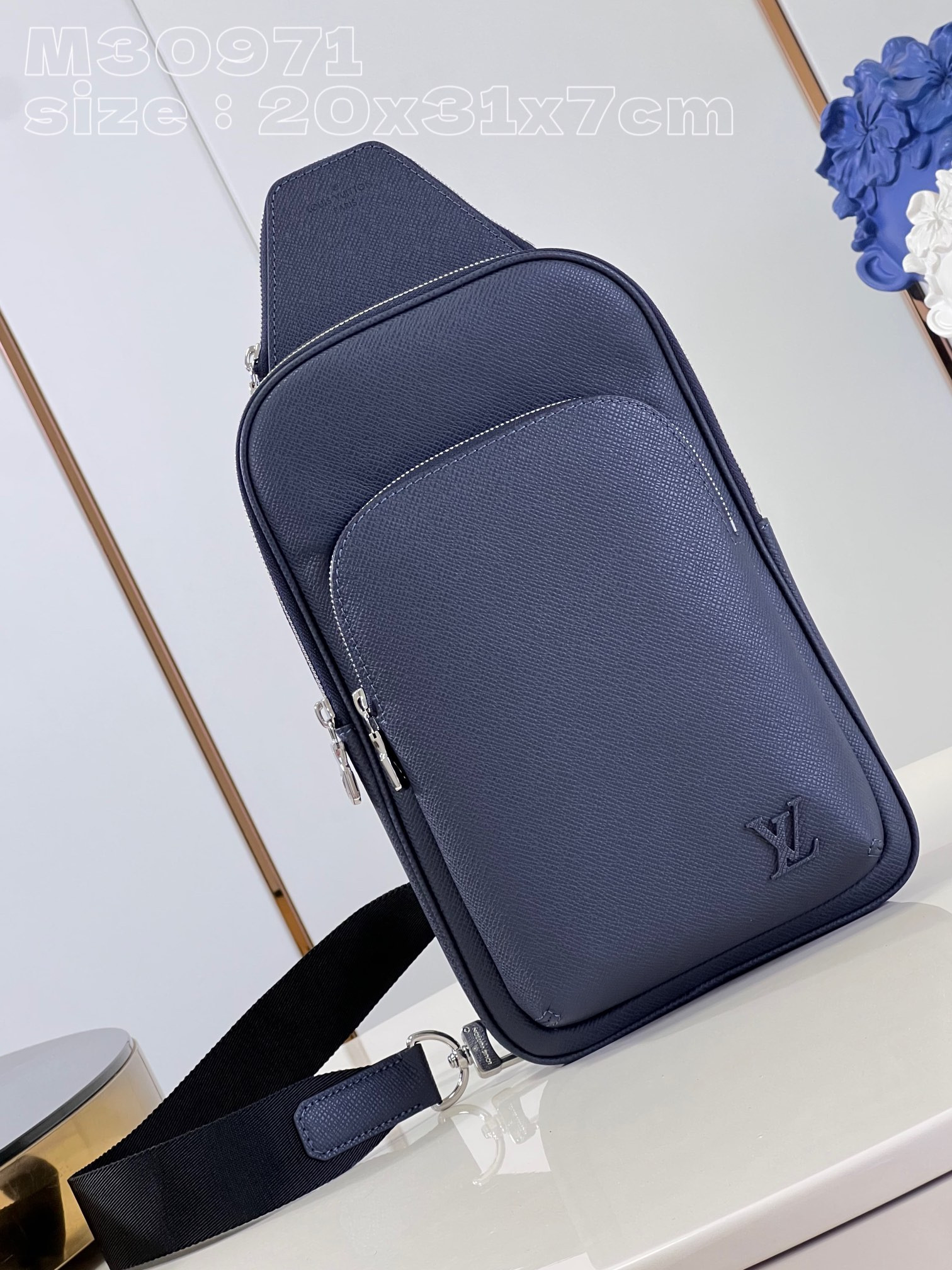 LOUIS VUITTON Avenue Slingbag NM