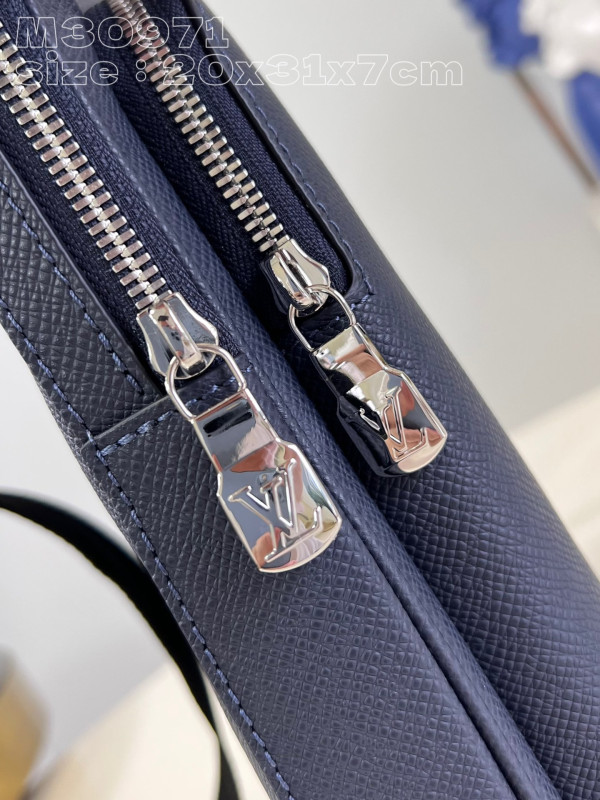 LOUIS VUITTON Avenue Slingbag NM