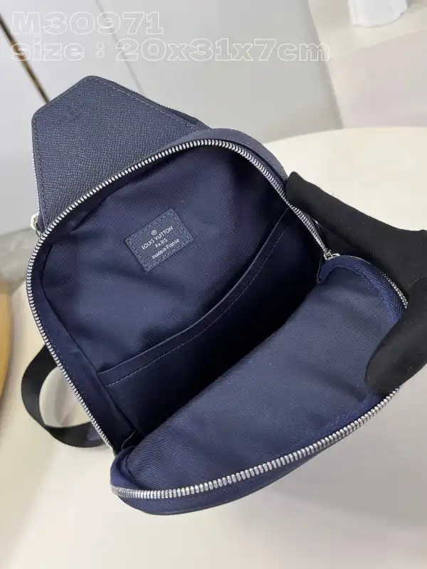 LOUIS VUITTON Avenue Slingbag NM