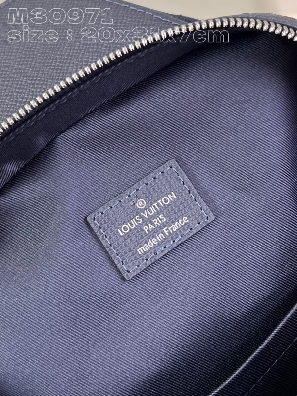 LOUIS VUITTON Avenue Slingbag NM