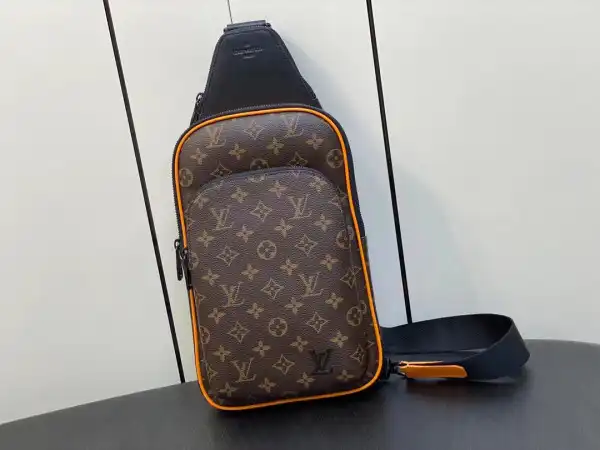 First bag ru LOUIS VUITTON AVENUE SLINGBAG