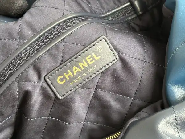 CHANEL 22 SMALL HANDBAG