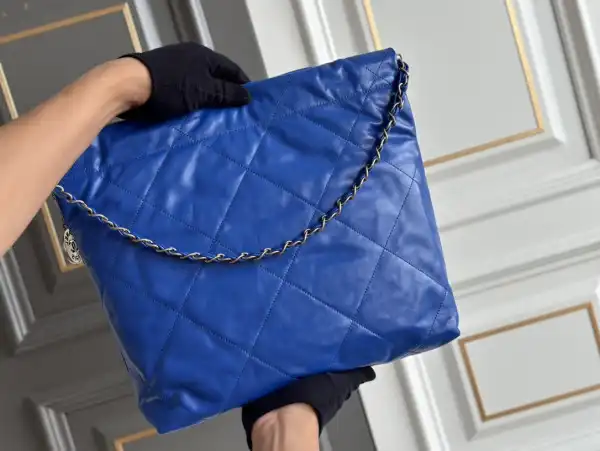 CHANEL 22 SMALL HANDBAG