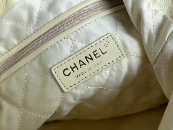 CHANEL 22 SMALL HANDBAG