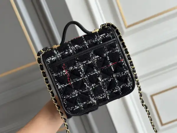 CHANEL flap bag