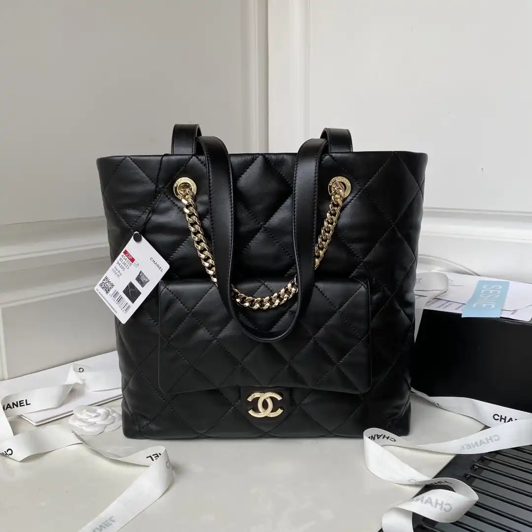 CHANEL Shopping Bag Shiny Lambskin