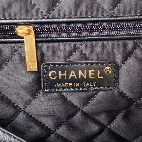 CHANEL 22 SMALL HANDBAG