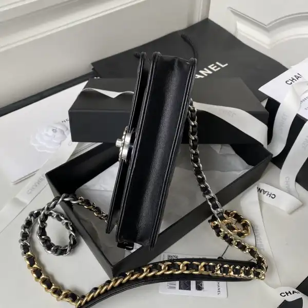 CHANEL 19 WALLET ON CHAIN