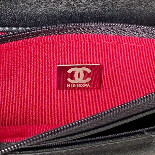 CHANEL 19 WALLET ON CHAIN