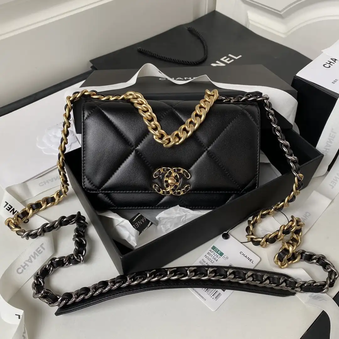 CHANEL 19 WALLET ON CHAIN