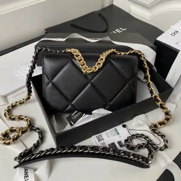 CHANEL 19 WALLET ON CHAIN