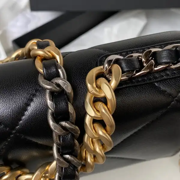 CHANEL 19 WALLET ON CHAIN