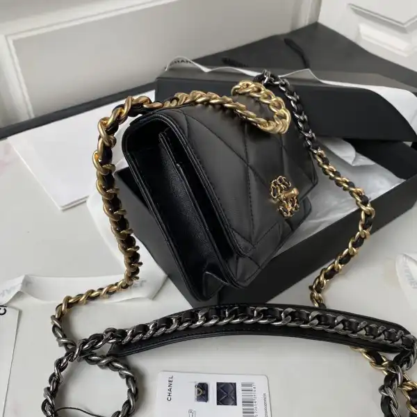 CHANEL 19 WALLET ON CHAIN