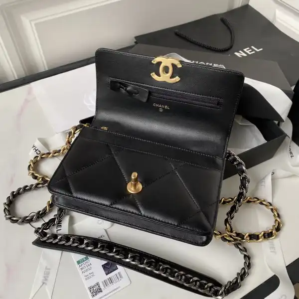 CHANEL 19 WALLET ON CHAIN