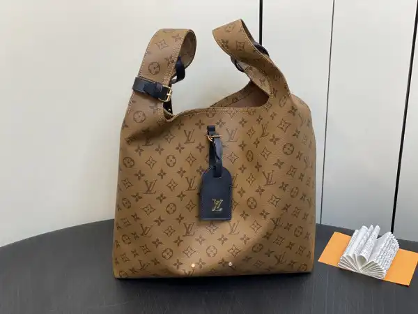 First bag ru LOUIS VUITTON Atlantis GM