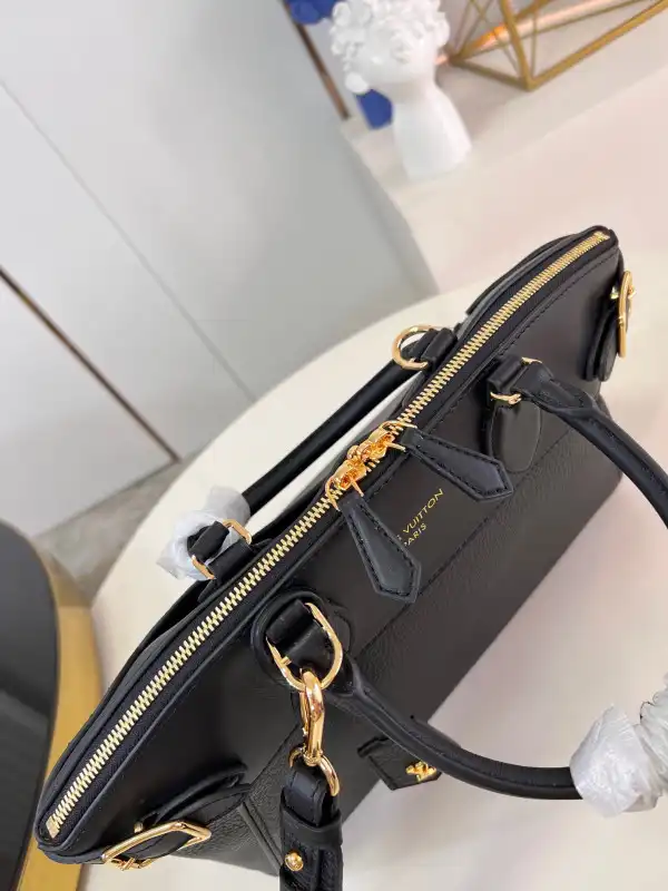 First bag ru LOUIS VUITTON LOCK IT MM