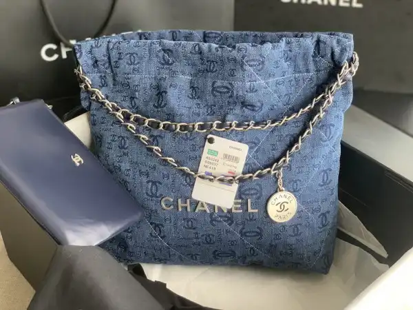 First Bag Ru CHANEL 22 SMALL HANDBAG