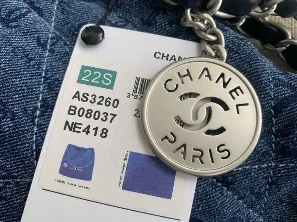 First Bag Ru CHANEL 22 SMALL HANDBAG