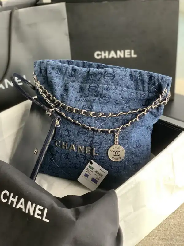 First Bag Ru CHANEL 22 SMALL HANDBAG