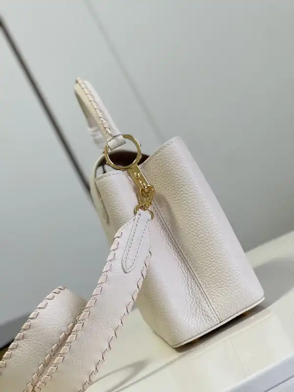 First bag ru LOUIS VUITTON CAPUCINES MM