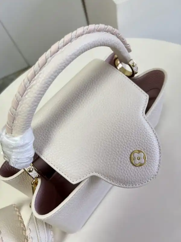 First bag ru LOUIS VUITTON CAPUCINES MM