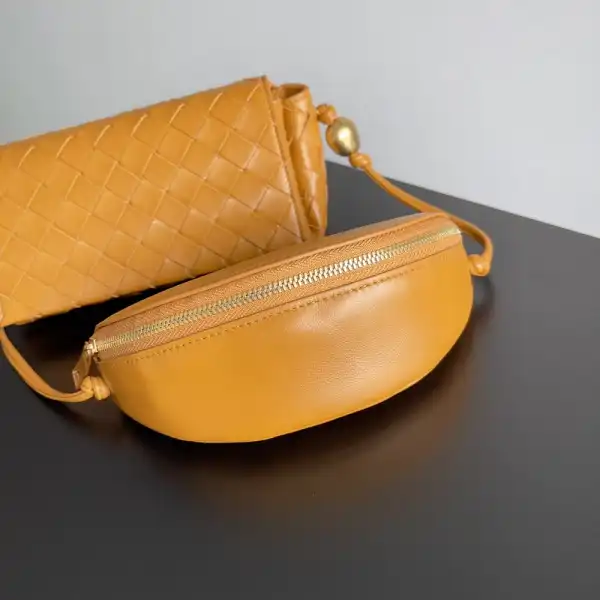 Bagsoffer BOTTEGA VENETA Pouch On Strap