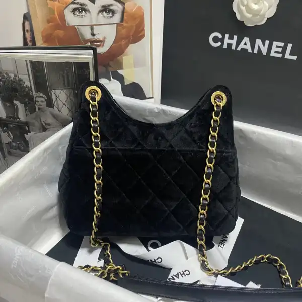 First bag ru CHANEL SMALL HOBO HANDBAG