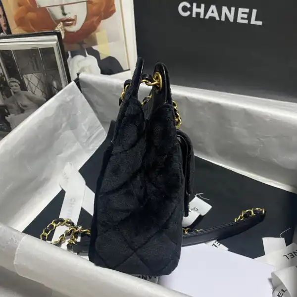 First bag ru CHANEL SMALL HOBO HANDBAG