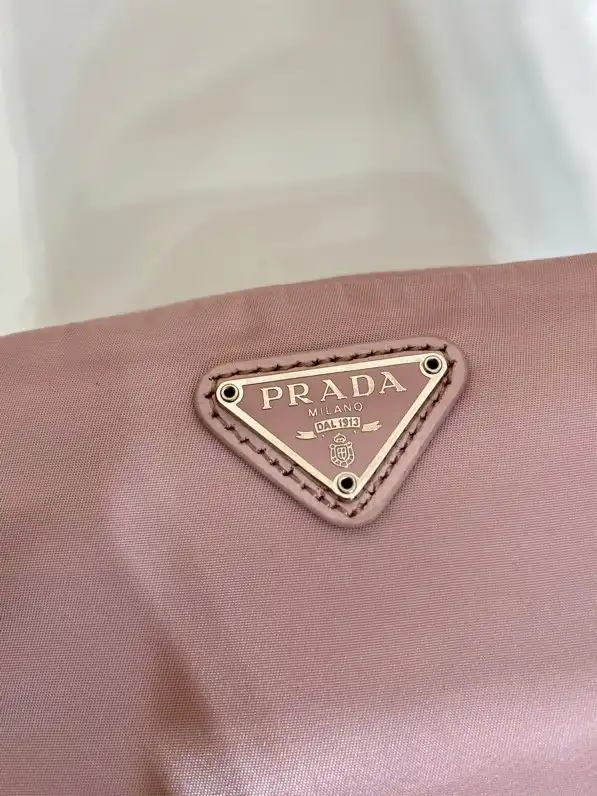 First bag ru PRADA Re-Nylon necessaire