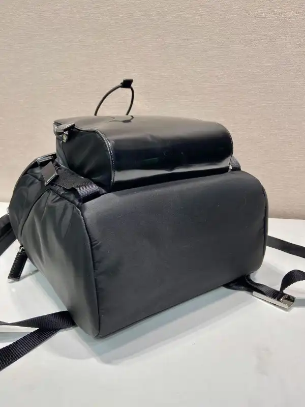 Bagsoffer PRADA Re-Nylon and brushed leather backpack