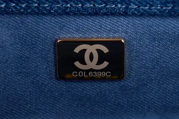 CHANEL 19 FLAP BAG