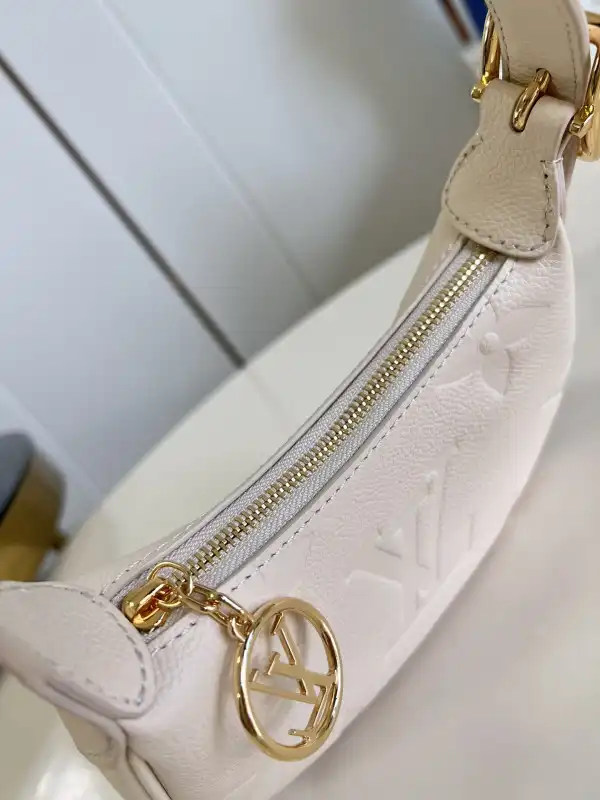 First bag ru LOUIS VUITTON Mini Moon