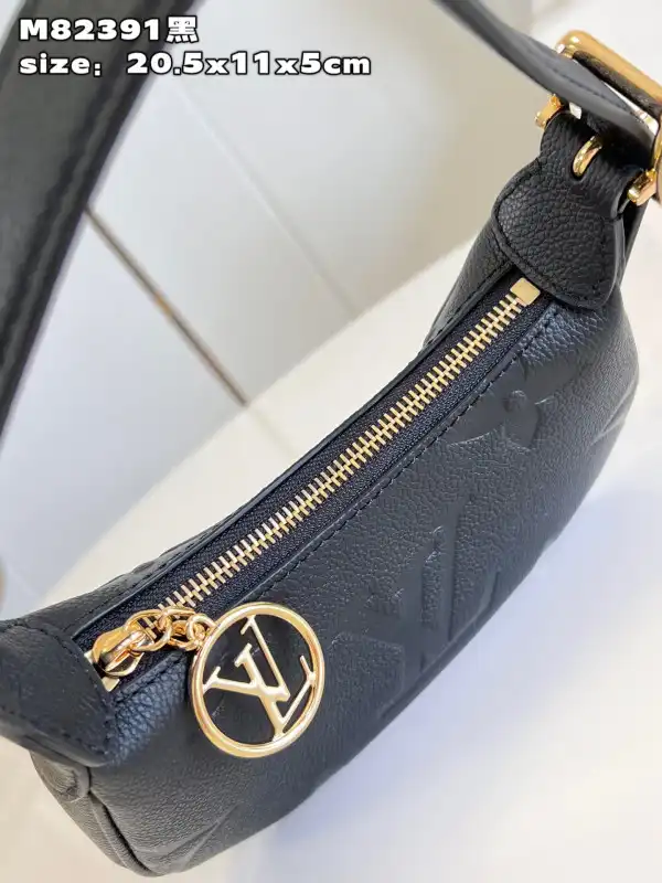 First bag ru LOUIS VUITTON Mini Moon