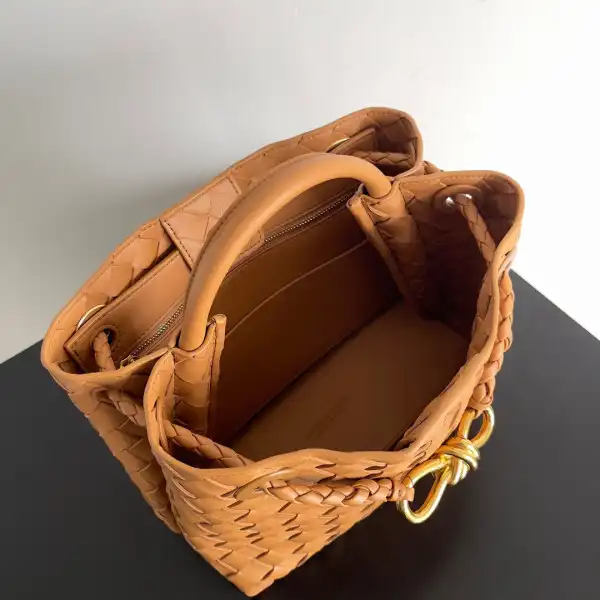 BOTTEGA VENETA SMALL ANDIAMO-25*22*10.5cm