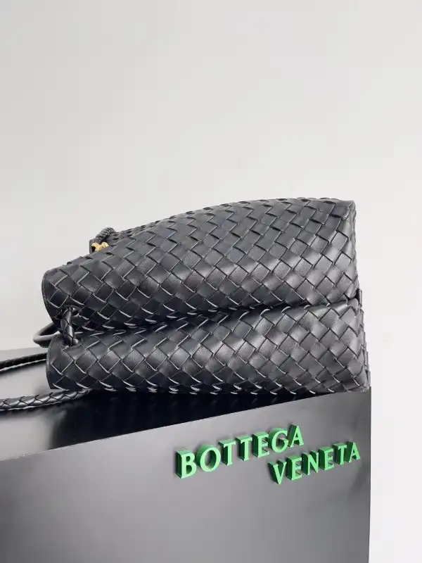 First Bag Ru BOTTEGA VENETA LARGE Andiamo