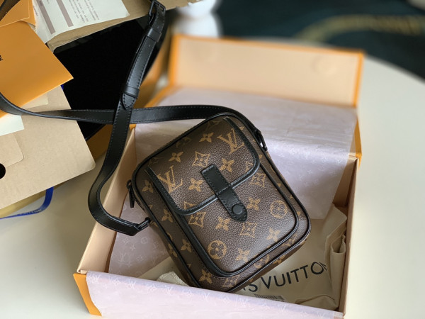 HOT SALE LOUIS VUITTON Christopher Wearable Wallet