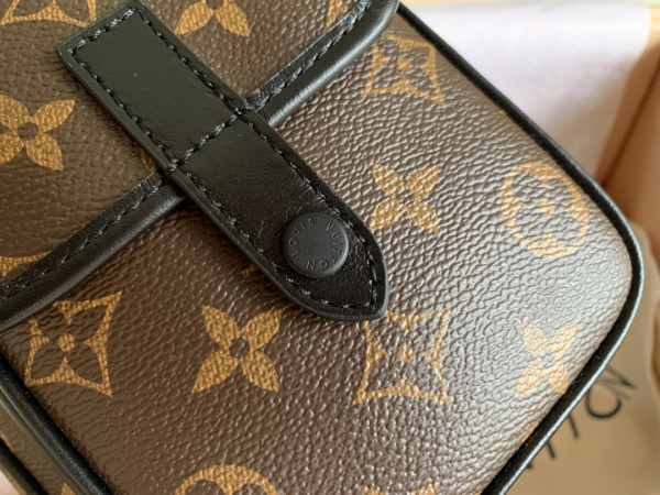 HOT SALE LOUIS VUITTON Christopher Wearable Wallet