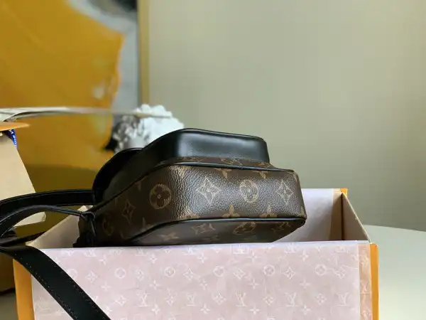 TO LOUIS VUITTON Christopher Wearable Wallet