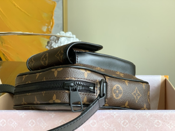 HOT SALE LOUIS VUITTON Christopher Wearable Wallet