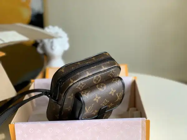 TO LOUIS VUITTON Christopher Wearable Wallet