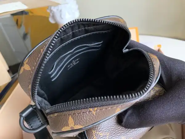 First bag ru LOUIS VUITTON Christopher Wearable Wallet