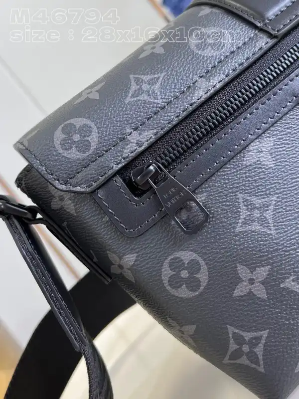 First bag ru LOUIS VUITTON S-Cape Messenger