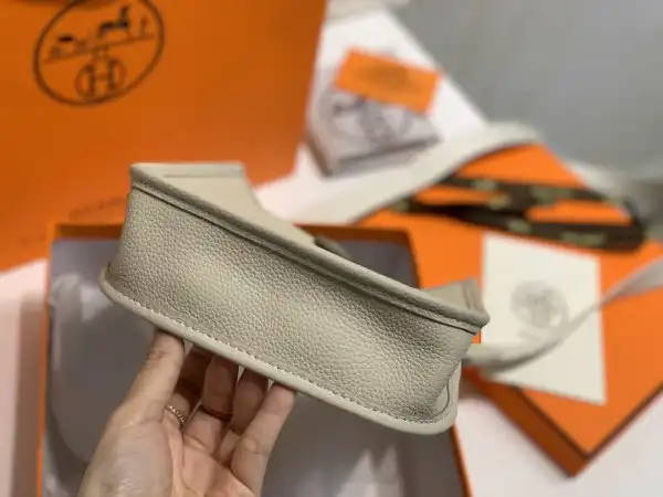 Yupoo bagsoffer Hermes Mini Evelyne