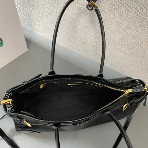 Yupoo bagsoffer Prada Large leather handbag