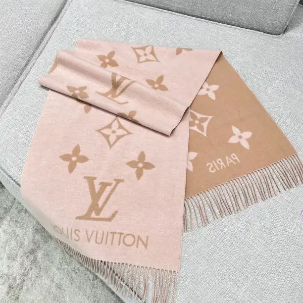 First bag ru LOUIS VUITTON Reykjavik Scarf