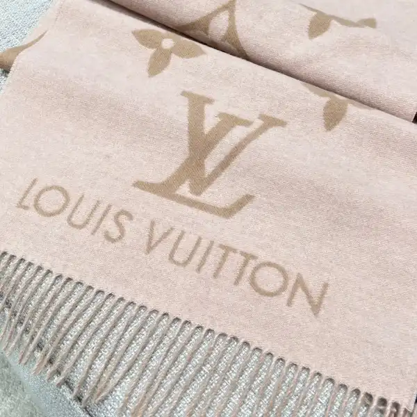 First bag ru LOUIS VUITTON Reykjavik Scarf