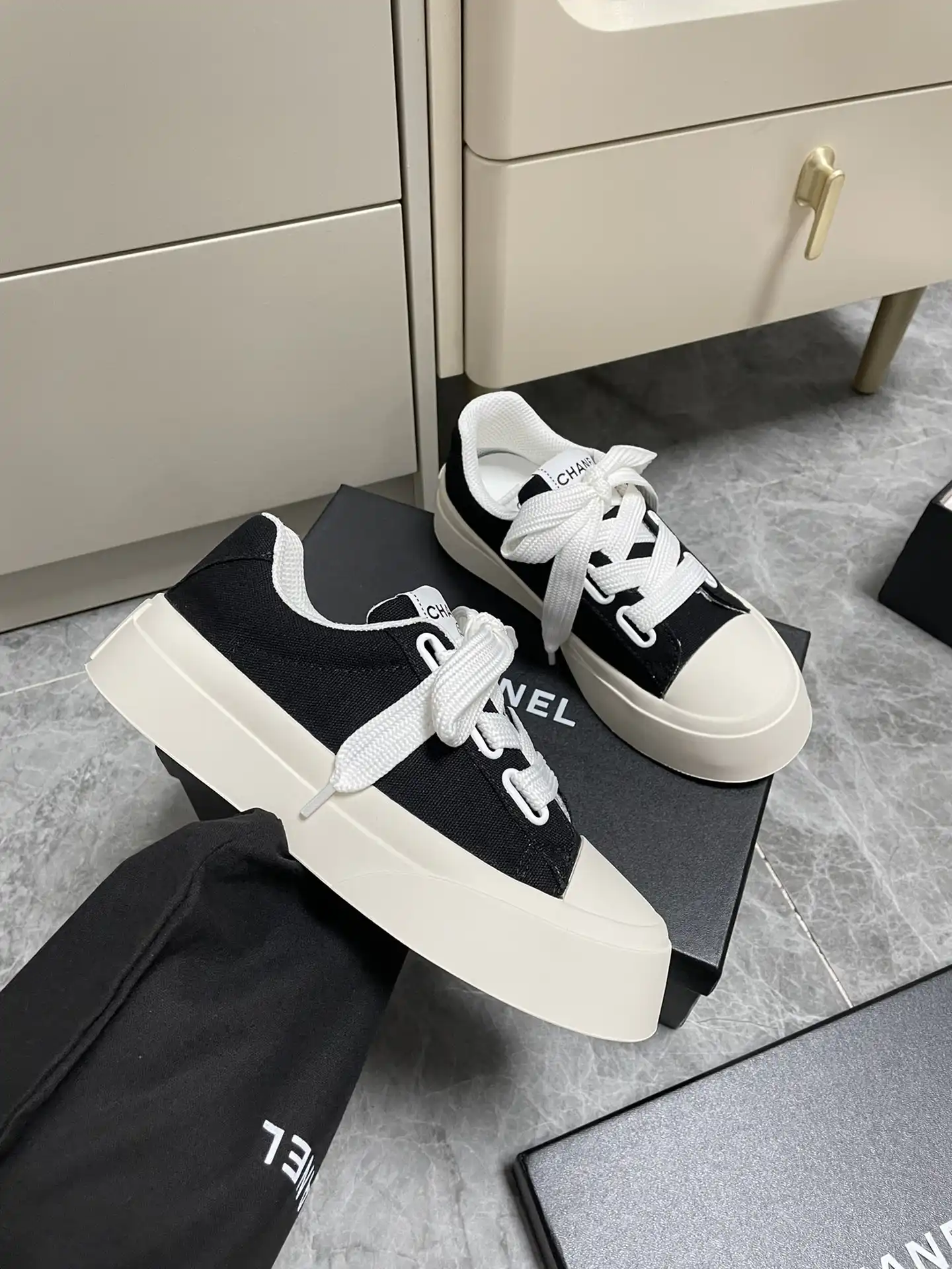 CHANEL SNEAKER