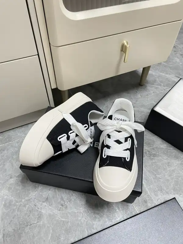 CHANEL SNEAKER